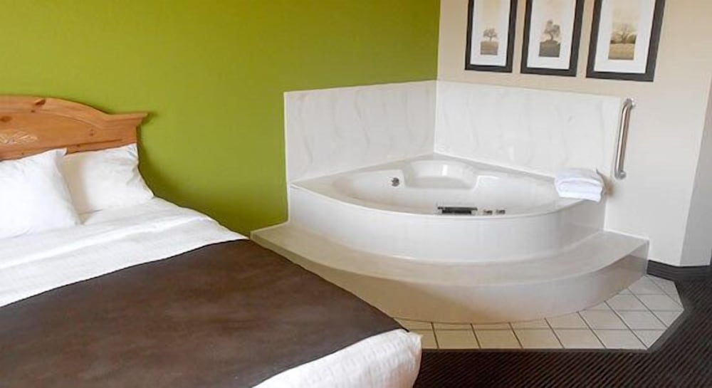Deep soaking bathtub