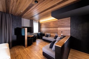 thumbnail: Bar (on property)