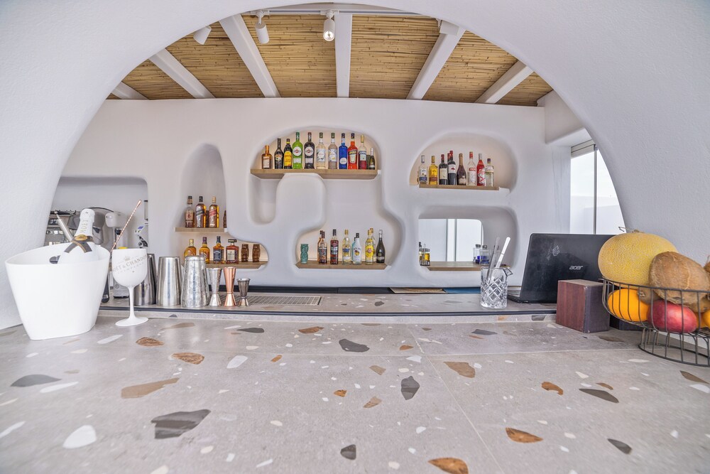 Poolside bar