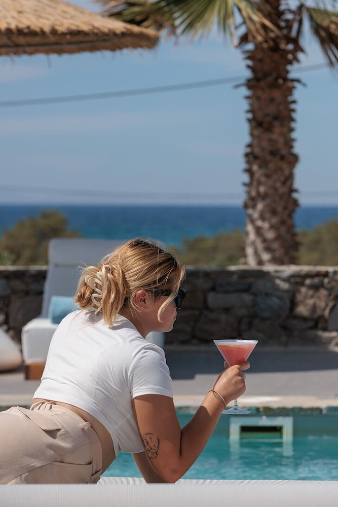 Poolside bar