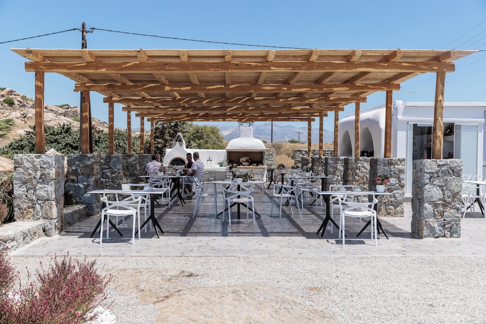 Poolside bar