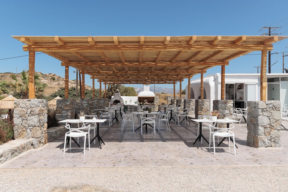 Poolside bar