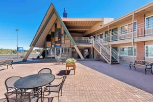 thumbnail: Outdoor dining