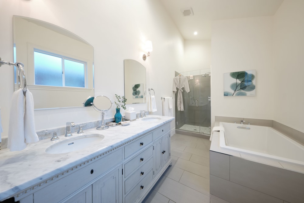 Deep soaking bathtub