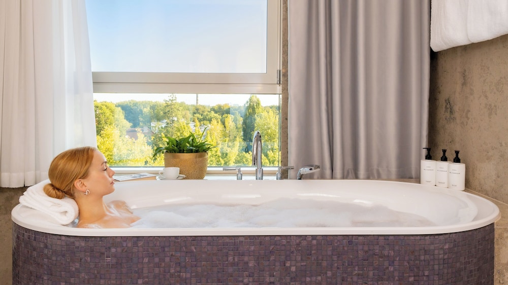 Deep soaking bathtub