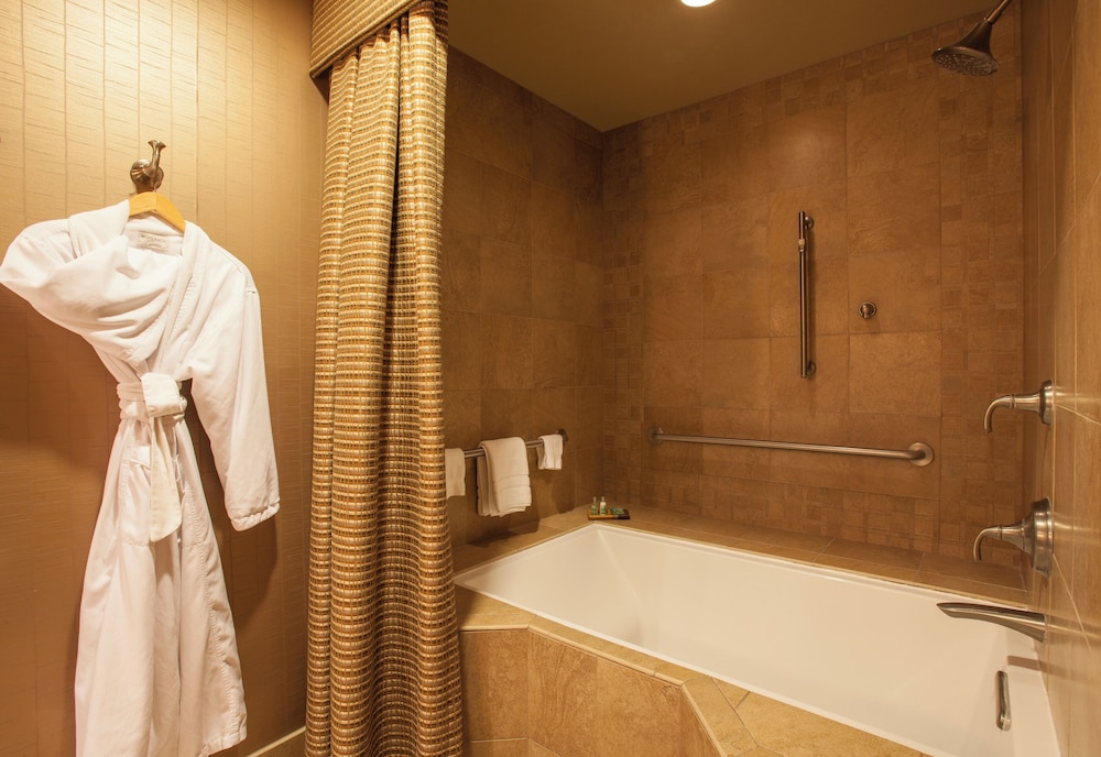 Deep soaking bathtub
