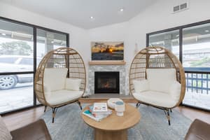 thumbnail: Lobby sitting area