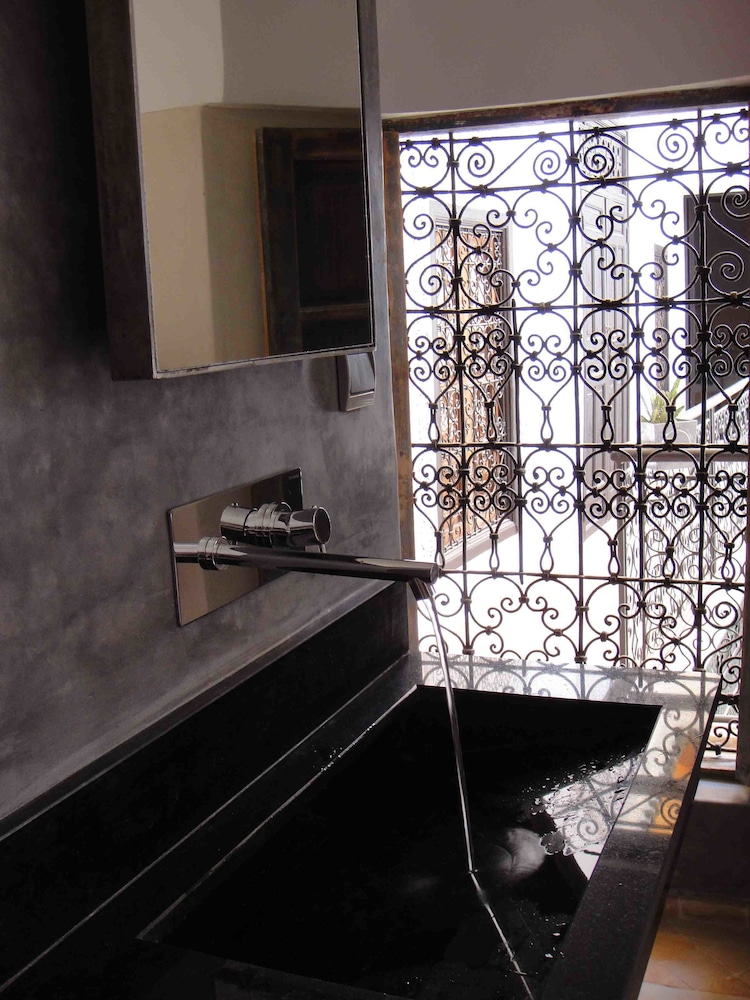 Bathroom sink