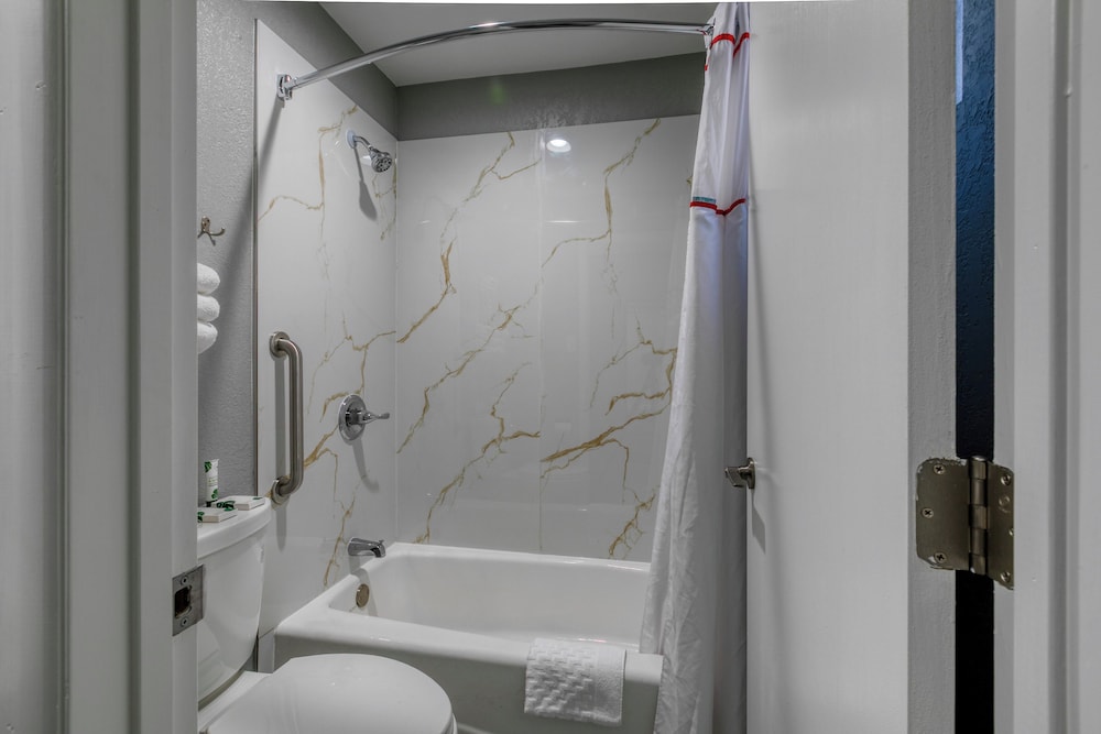 Deep soaking bathtub