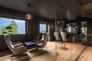 thumbnail: Lobby sitting area