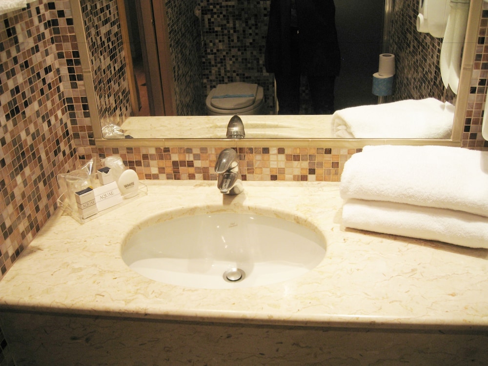 Bathroom sink
