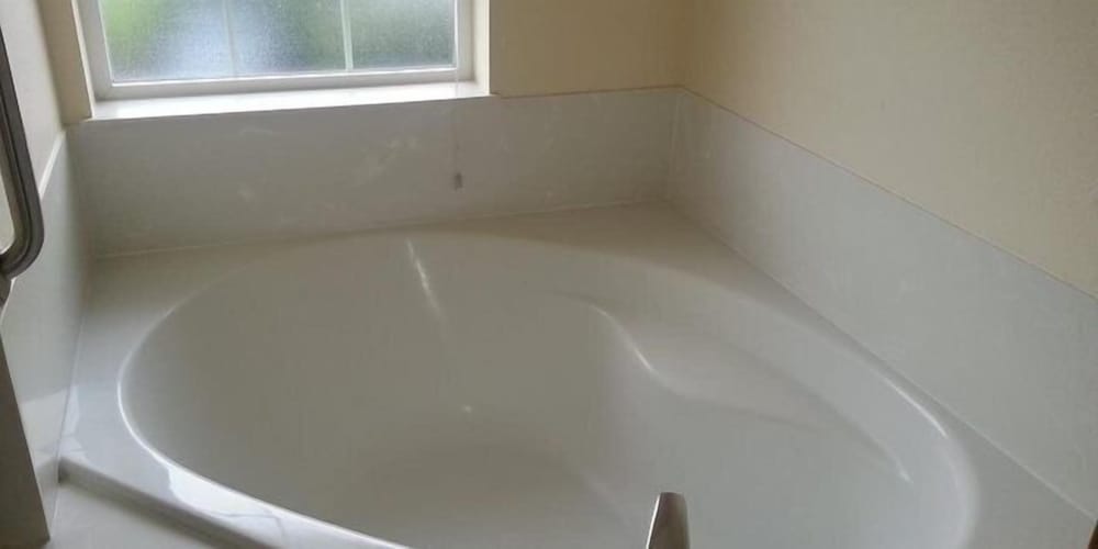 Deep soaking bathtub