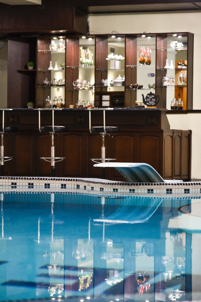 Swim-up bar