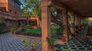 thumbnail: Front of property