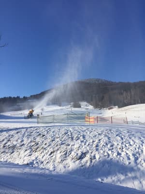 thumbnail: Skiing