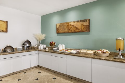 Desayuno Buffet Con Estacion De Huevos Al Gusto Incluido