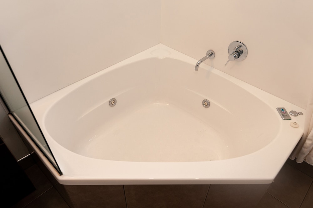 Jetted tub