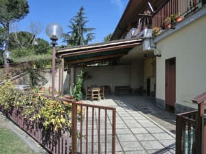 thumbnail: Front of property