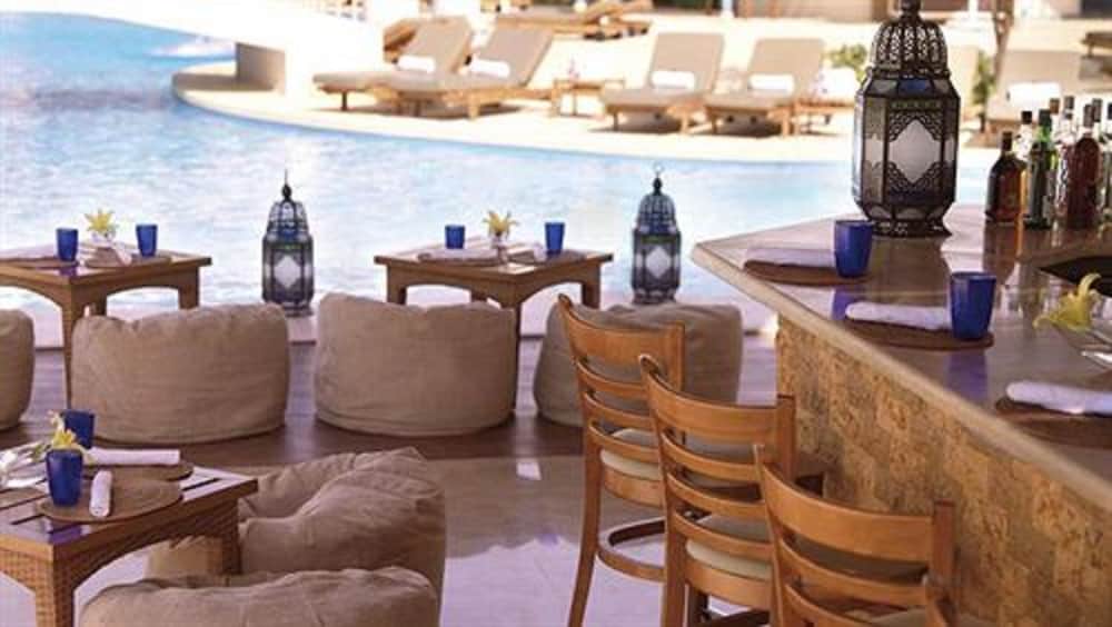 Poolside bar