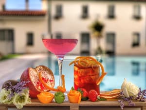 thumbnail: Poolside bar