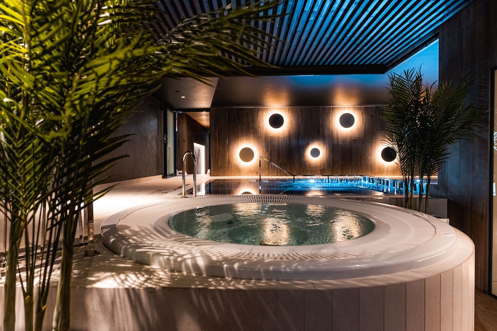 Indoor spa tub