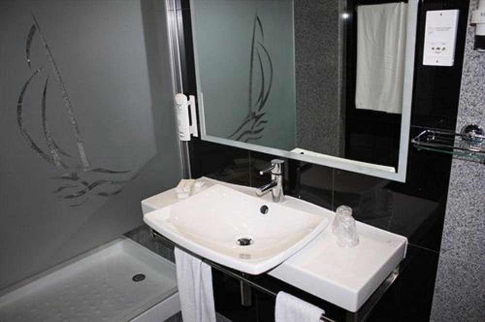 Bathroom sink