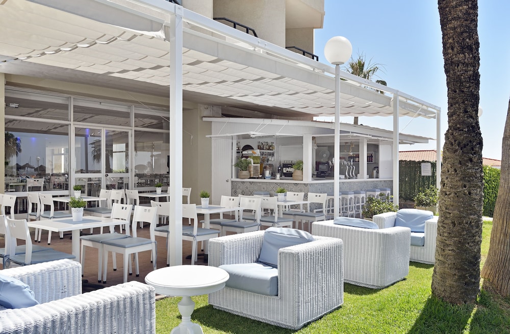 Poolside bar