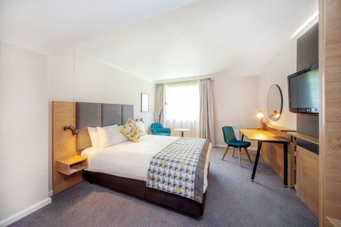 Wheelchair-accessible hotel room in Reading