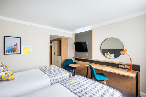 Enjoy two beds in Holiday Inn Reading South's twin room