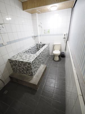 thumbnail: Deep soaking bathtub