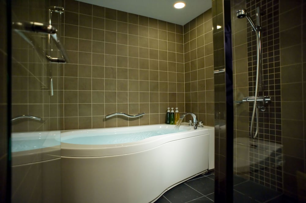 Deep soaking bathtub