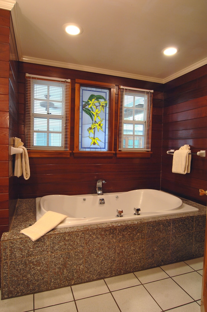 Deep soaking bathtub