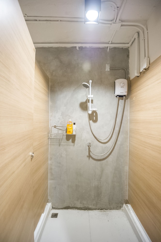 Deep soaking bathtub