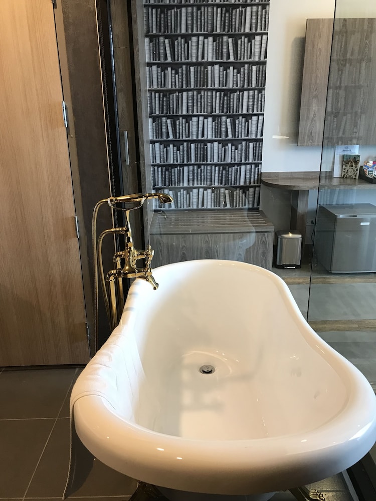 Deep soaking bathtub