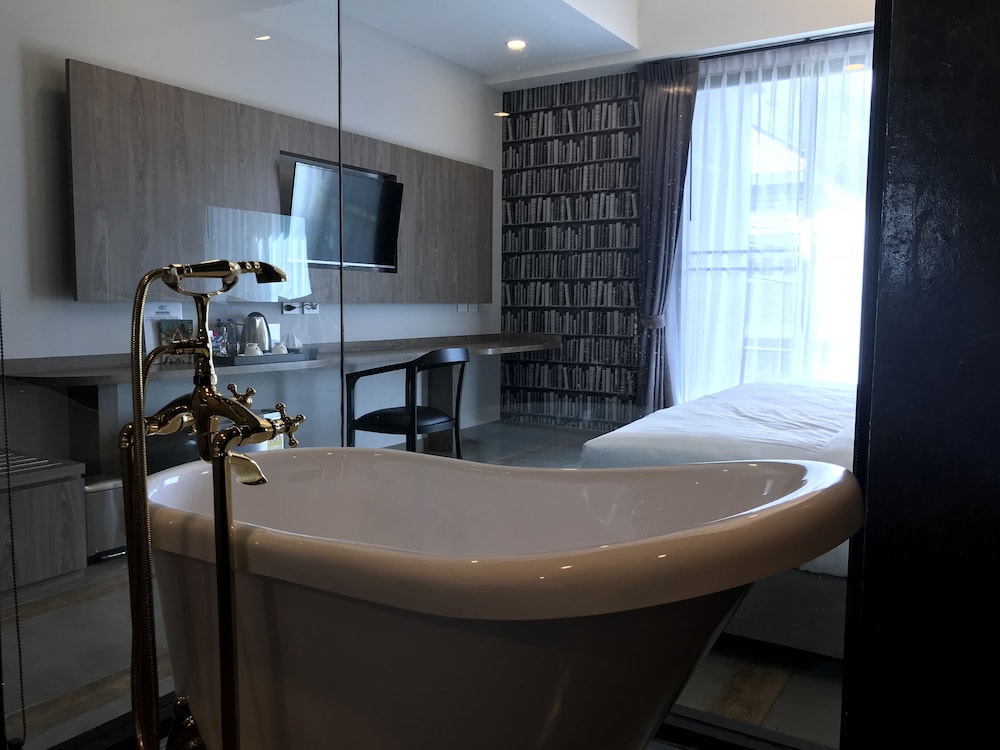 Deep soaking bathtub