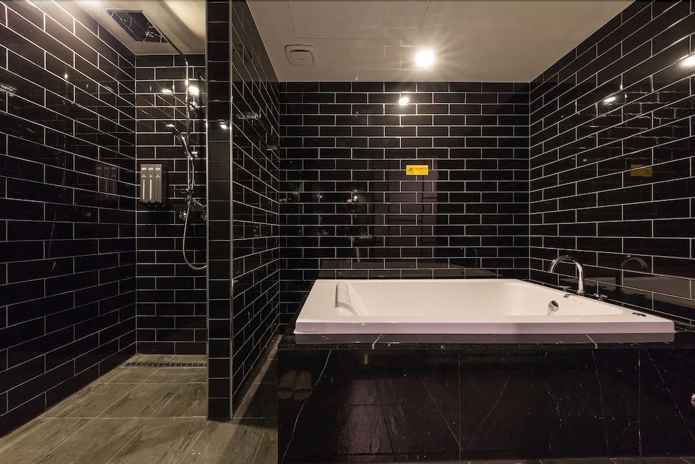 Deep soaking bathtub