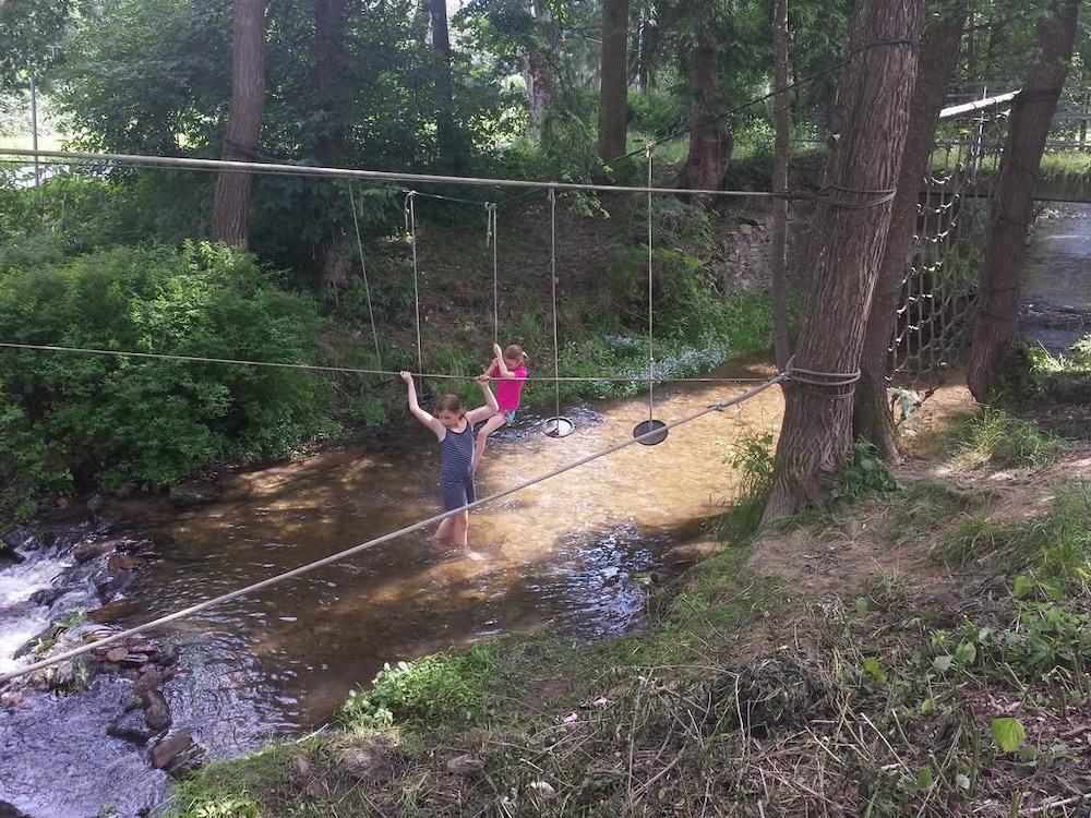 Ropes course (team building)