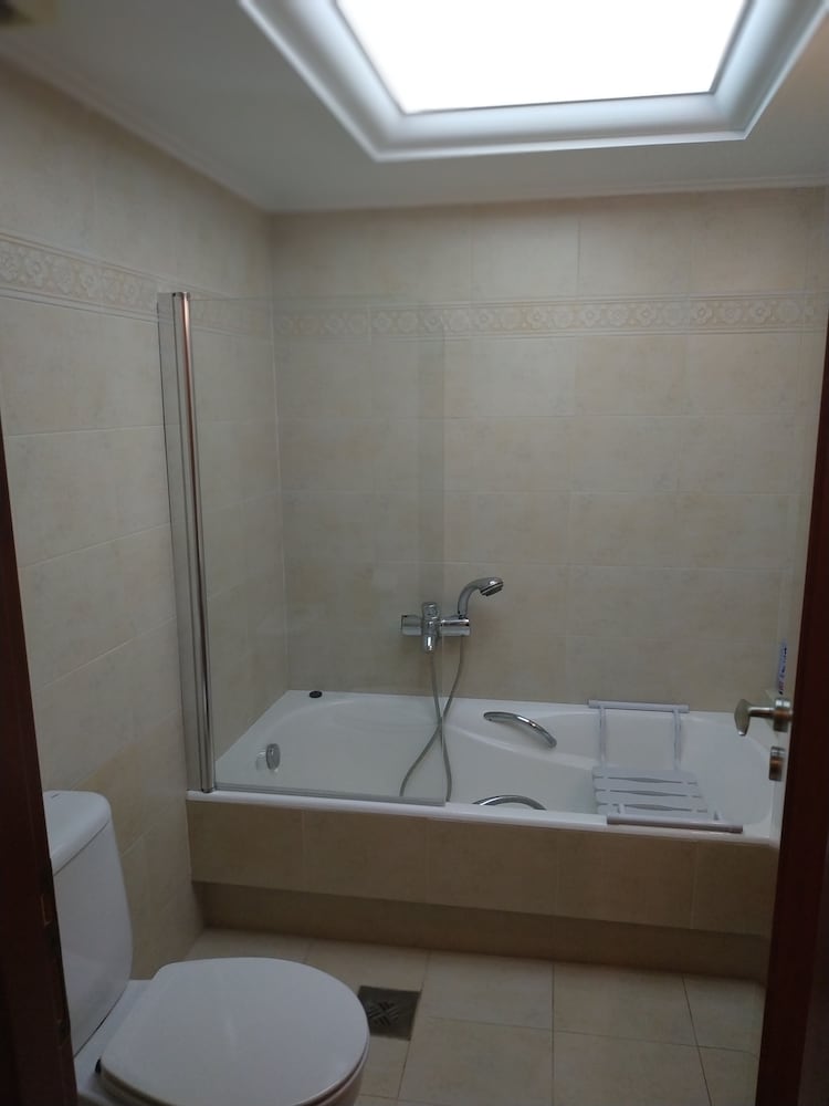 Deep soaking bathtub