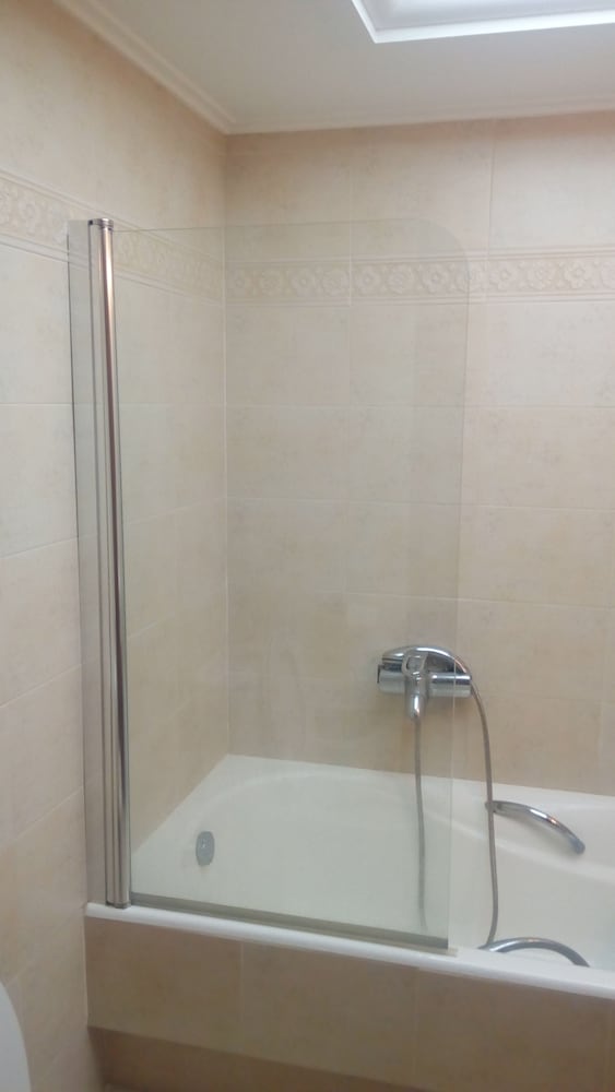 Deep soaking bathtub
