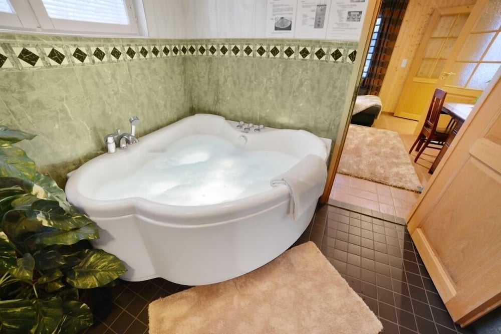 Jetted tub