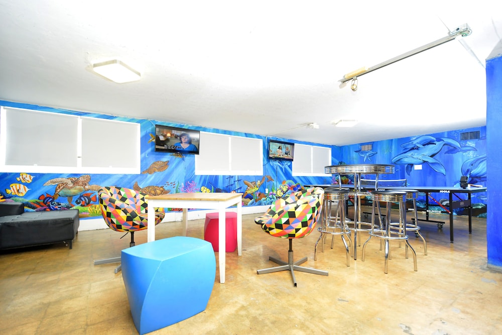 Lobby lounge