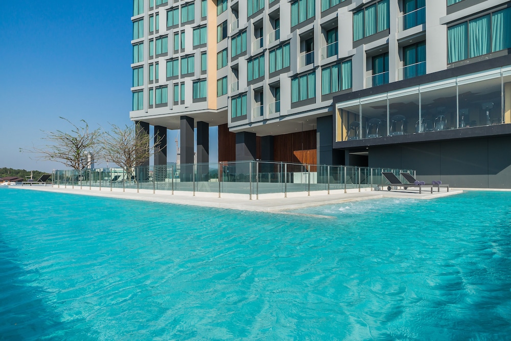 Indoor/outdoor pool