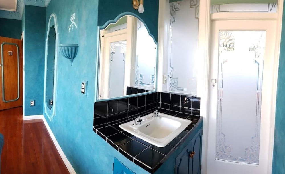 Bathroom sink