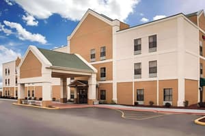 Days Inn & Suites By Wyndham Harvey Chicago South