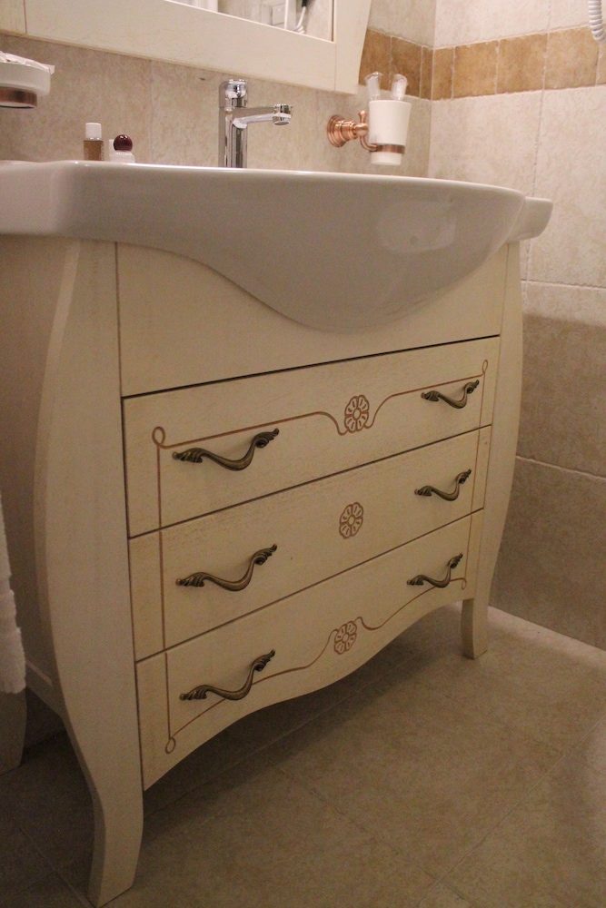 Bathroom sink