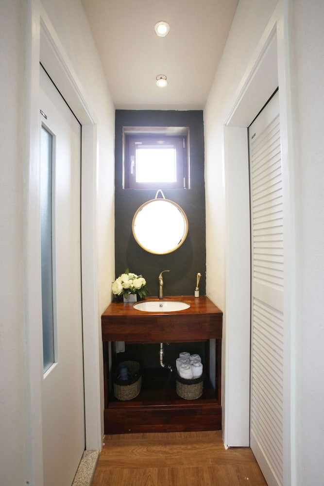 Bathroom sink