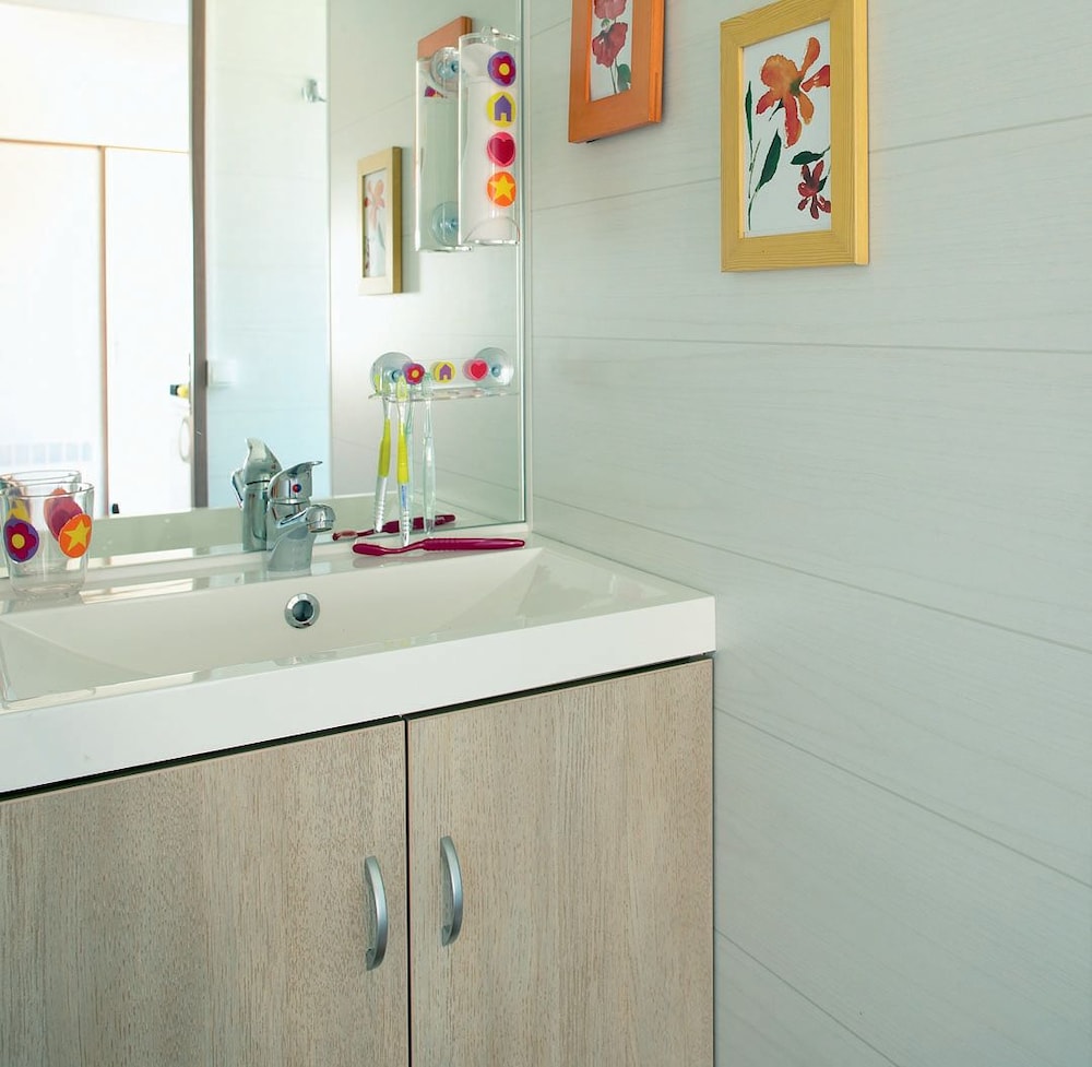 Bathroom sink