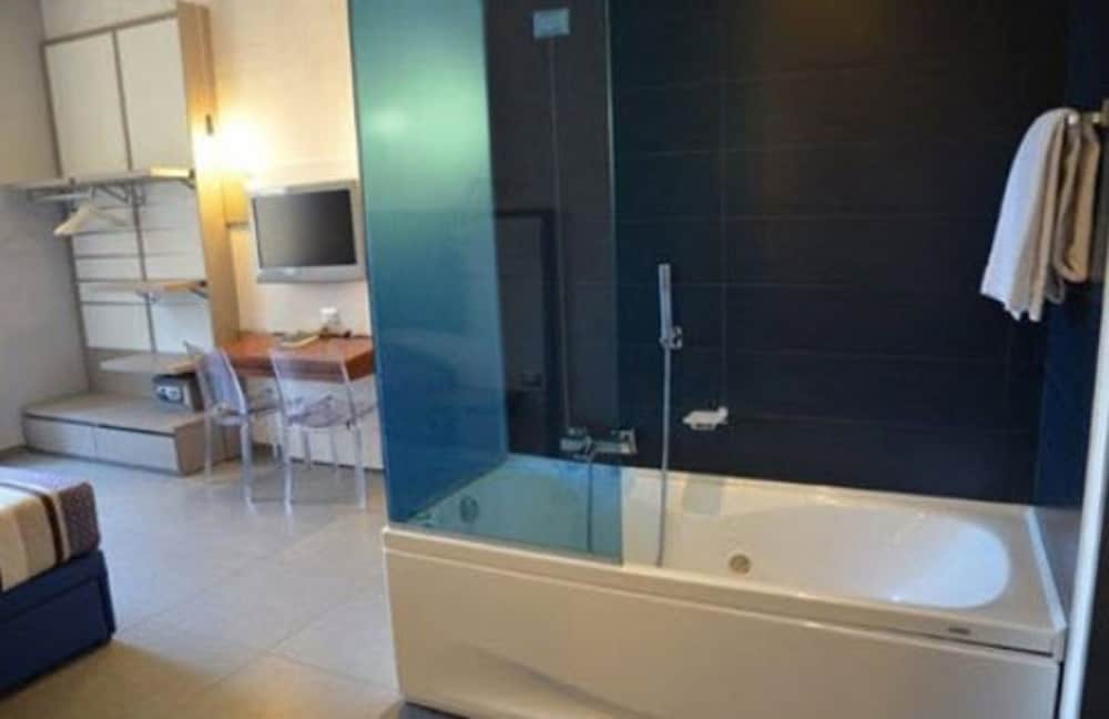 Deep soaking bathtub