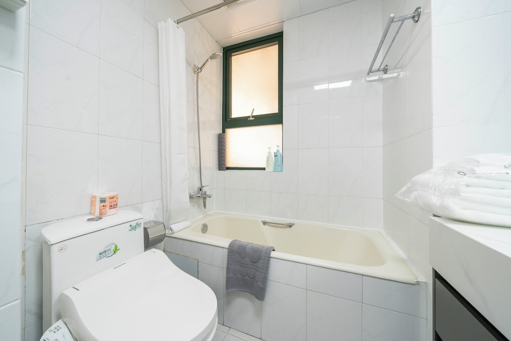 Deep soaking bathtub