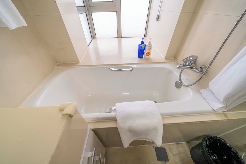 Deep soaking bathtub